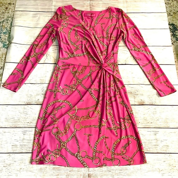 Nine and Co Faux Wrap Dress Hot Pink Gold Chain Print V-neck Cocktail Size S NWT - Picture 2 of 10